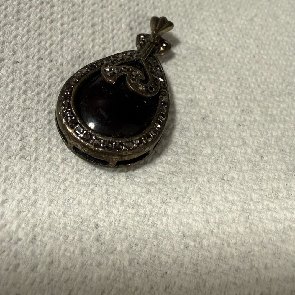 Vintage-Style Black Teardrop Pendant Necklace
